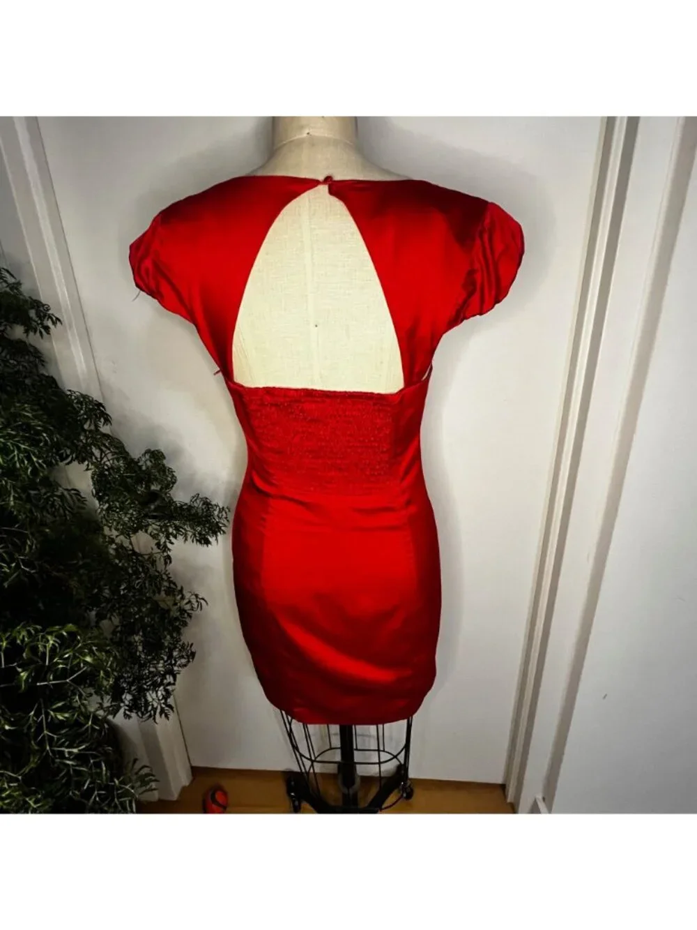 GUESS Cherry Red Ruched, Sweetheart‎ Neck, Satin Bodycon Mini Dress Size 8